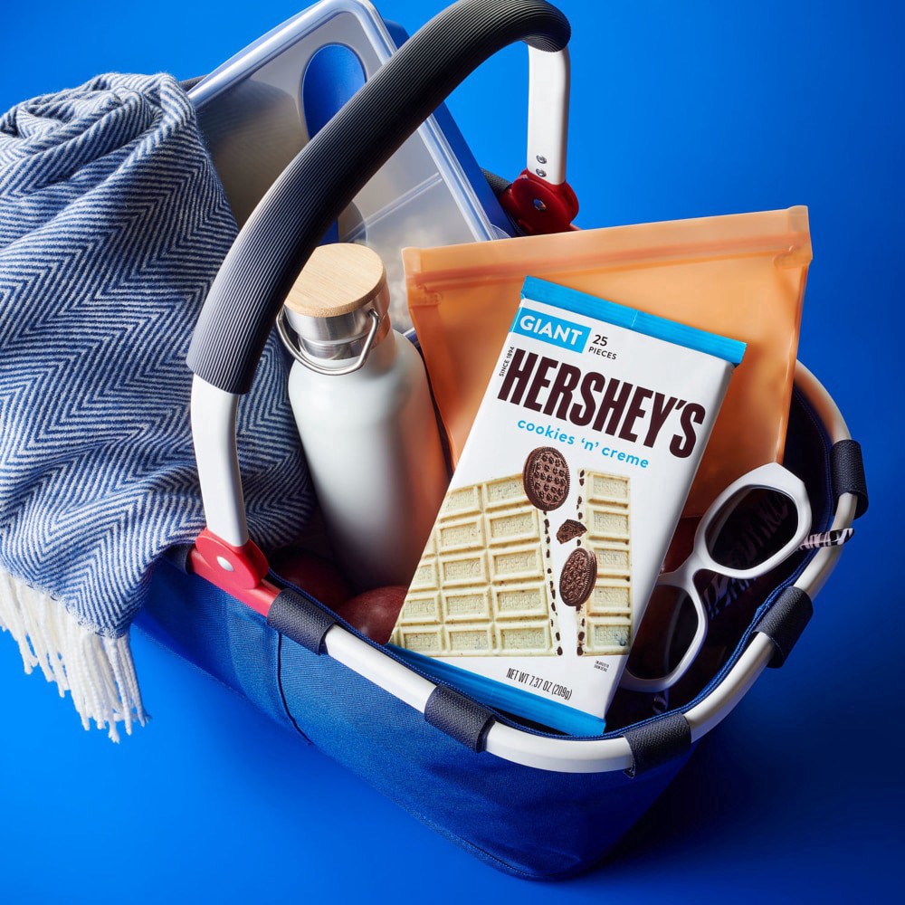 slide 3 of 6, Hershey's Cookies 'n' Creme Candy Bar Giant 25 ea, 7.37 oz