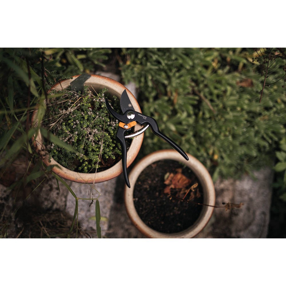 slide 4 of 5, Fiskars P131 Bypass Pruner, 1 ct