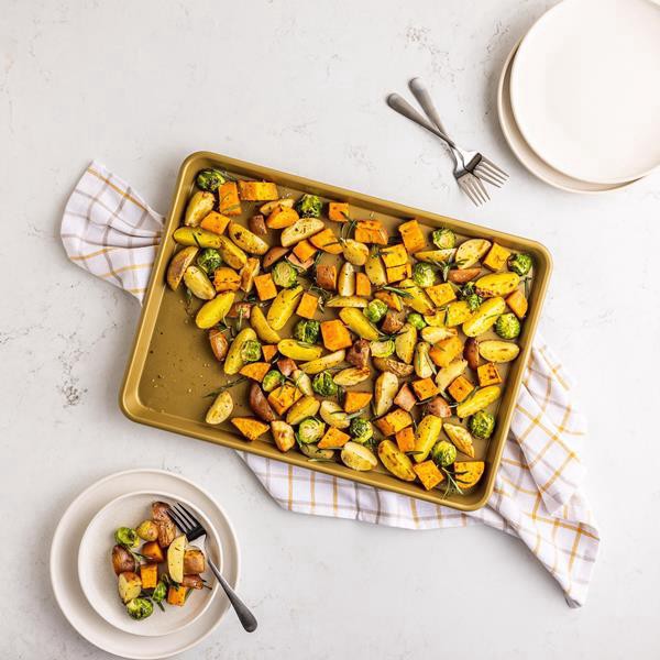 slide 1 of 1, Hy-Vee Seasons Gold Nonstick Jelly Roll Half-Sheet Baking Pan, 1 ct