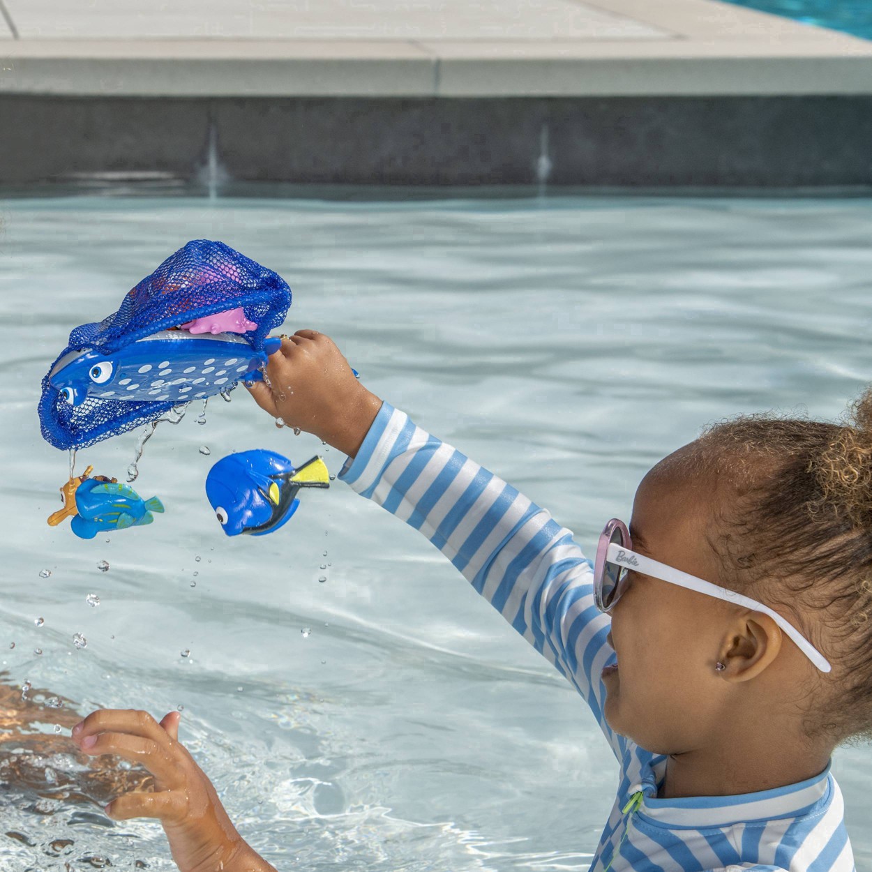 slide 7 of 31, SwimWays Disney Finding Dory Mr. Ray's Dive and Catch Game, 1 ct