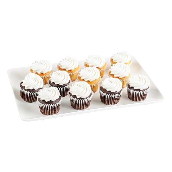 slide 1 of 1, Hy-Vee Cupcakes Variety Pack - White & Chocolate Cupcakes With White Icing, 24 oz