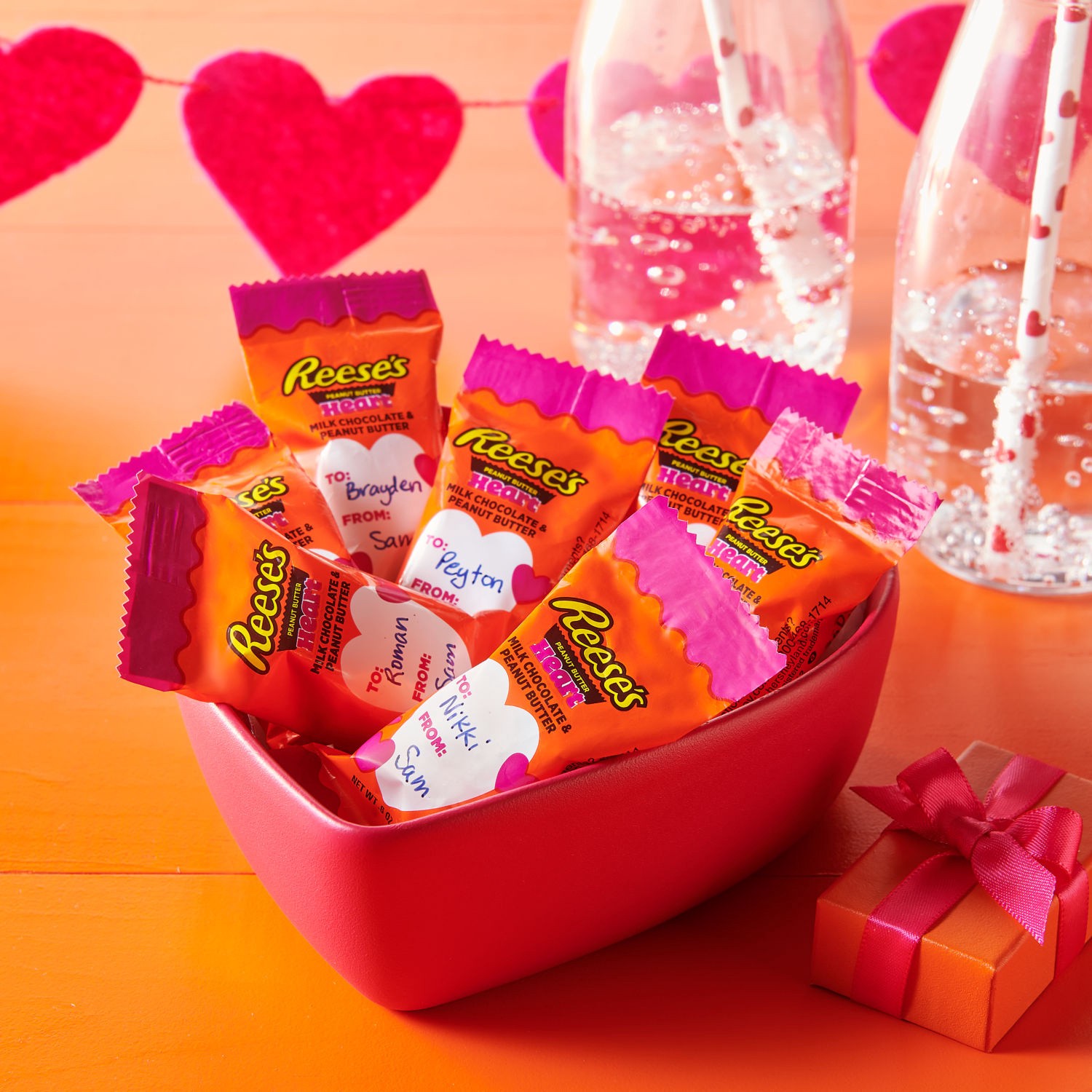 slide 2 of 8, REESE'S Milk Chocolate Peanut Butter Snack Size Hearts Candy, Valentine's Day, 15 oz, Bag (25 Pieces), 15 oz