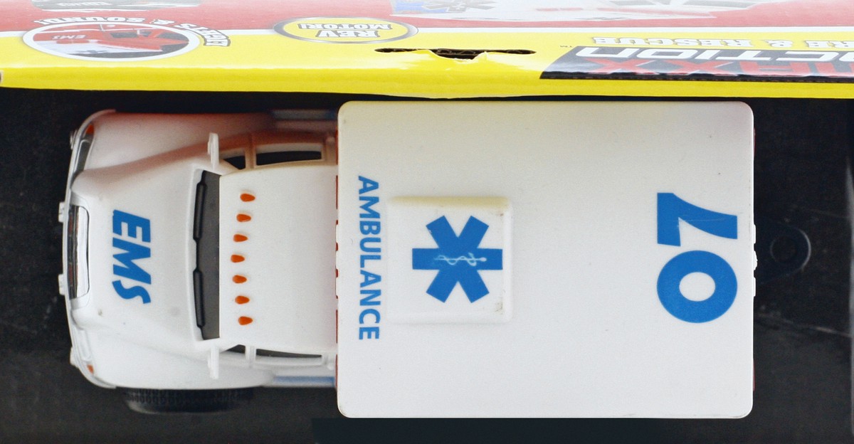 slide 6 of 9, Maxx Action Sunny Days Ambulance Rescue Vehicle, 1 ct