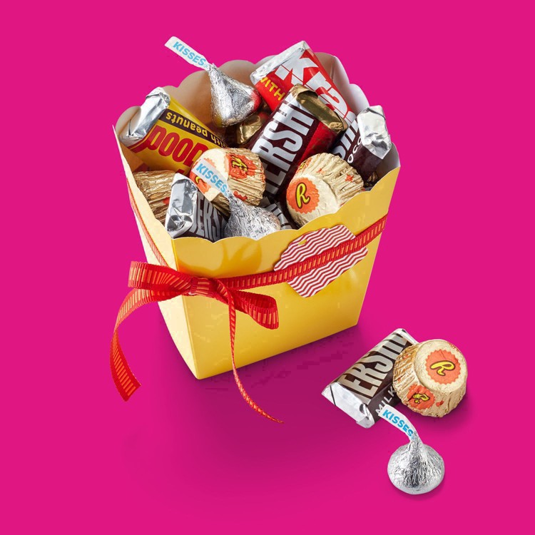 slide 9 of 89, HERSHEY'S and REESE'S Assorted Chocolate Flavored Candy Party Pack, 35 oz, 35 oz