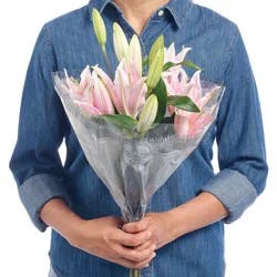 BLOOMS by H-E-B Stargazer Lilies Flower Bouquet